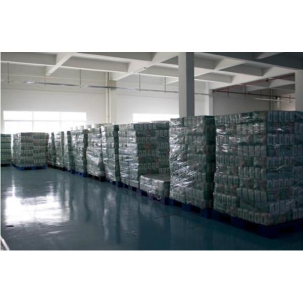 Устранимые женщины нося пользу дня продуктов заботы санитарных салфеток женственную