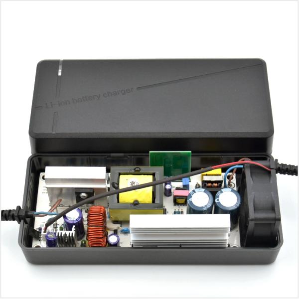 Прочный пластиковый корпус Интеллектуальные зарядные батареи лития YM-R15-SK