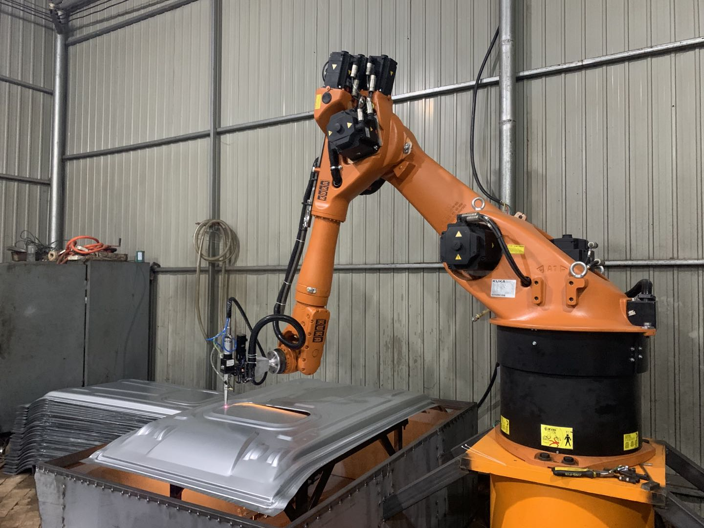 Ось 6 промышленного подержанного Kuka робота KR240 автоматическая Palletizing гравирующ робот