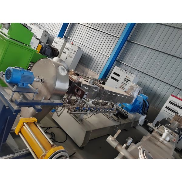 Air-cooled die face hot pelletizing twin-screw extruder