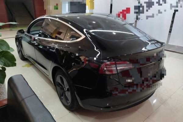 A cidade chinesa usa em segundo os carros elétricos de alta velocidade das rodas da mão 4 usados