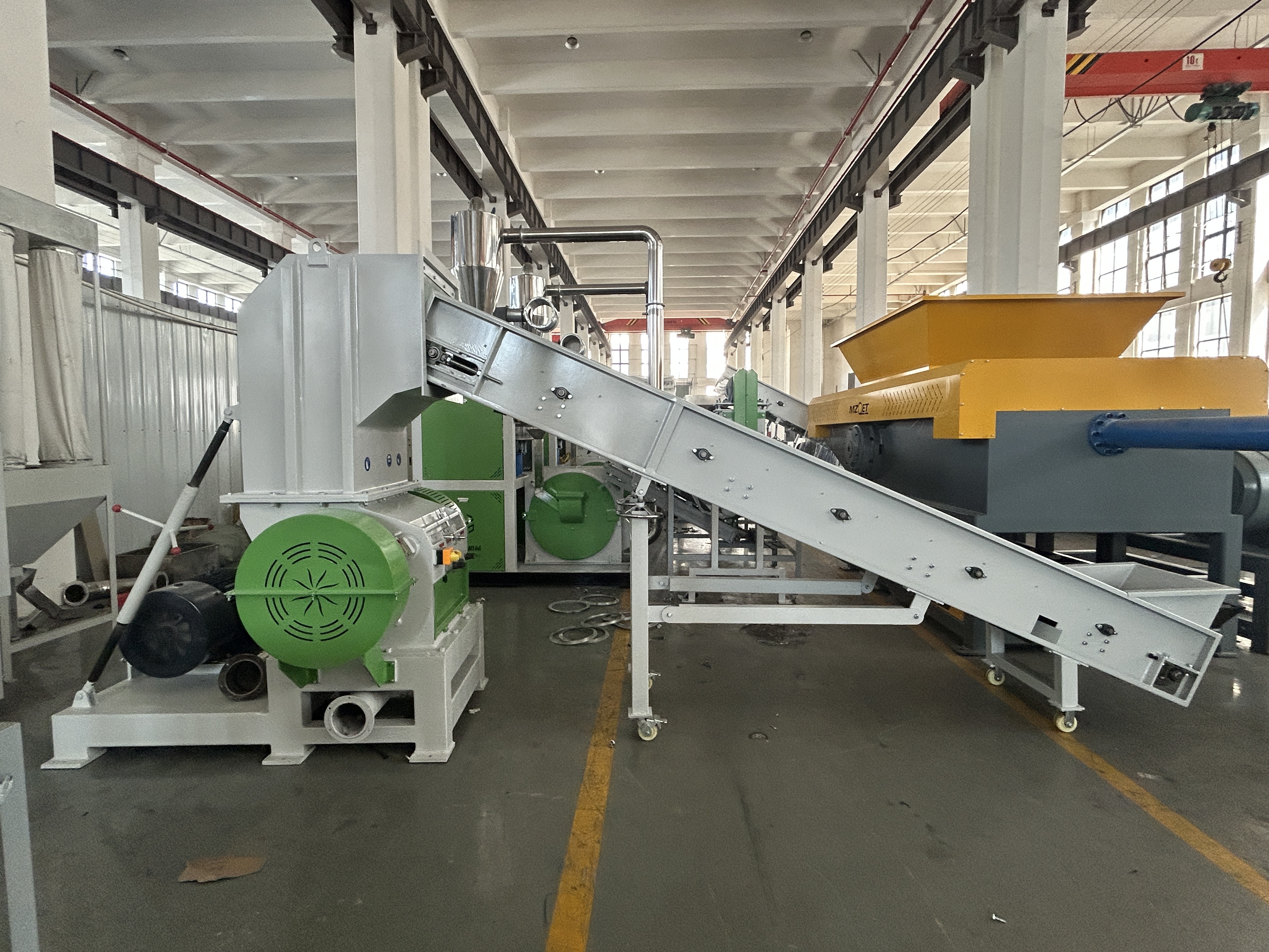 Plastic Crusher Machine for Waste Pet PP PE Plastic Bottle Film Pipe With Belt Conveyor