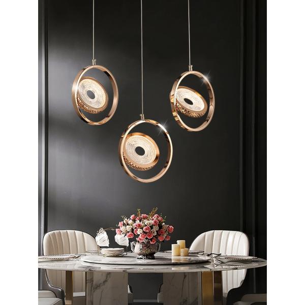 Lumière suspendue à l'intérieur de la chambre d'hôtel