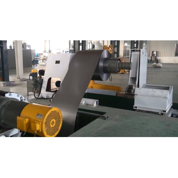 Сварщик швов сопротивления на линии производства сварки стальных барабанов