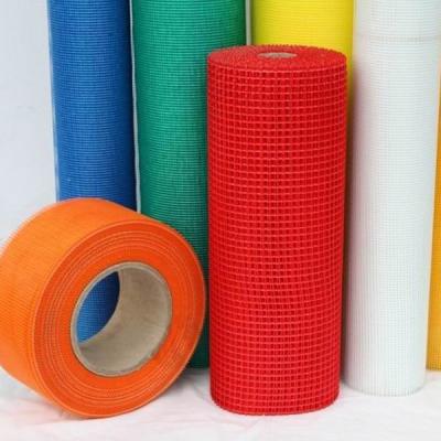 Rede autoadesiva da fibra de vidro diferente das cores usada para o material de construção na parede