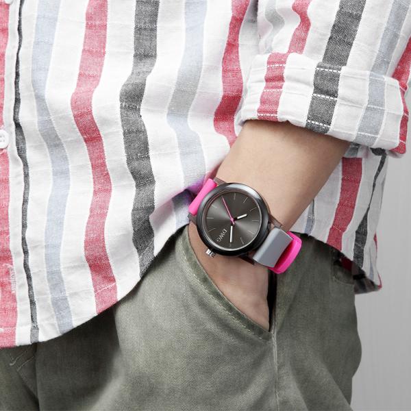 Montre rose de bracelet de silicone de couleur imperméable avec la date automatique et le verre minéral