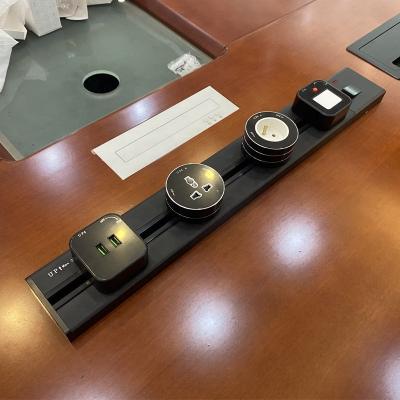 Une prise électrique pour cuisine et bureau montée sur le mur