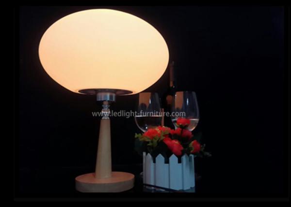 C.A. 110V - o ovo do diodo emissor de luz do poder 240V deu forma a candeeiros de mesa com o suporte baixo de madeira