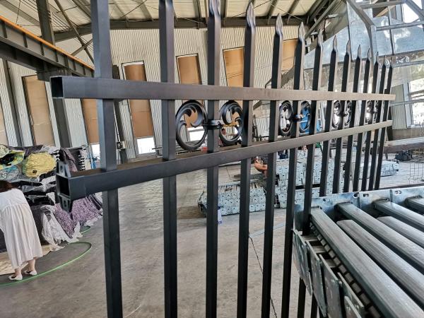 o cerco tubular do metal da altura de 4ft pulveriza projeto revestido do piquete da segurança industrial