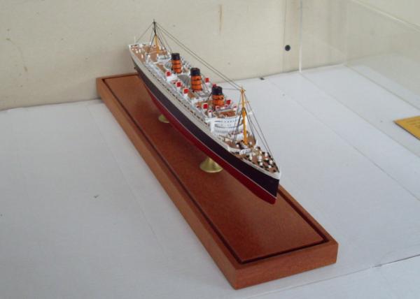 Scale 1:900 High End Queen Mary Model , Handcrafted Model Ships For Anniversary Collection