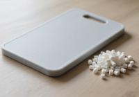 Placa de corte de plástico mate de grado alimenticio hecha de pellets de materia prima TPE (basada en TPR, compatible con la FDA en contacto con alimentos)
