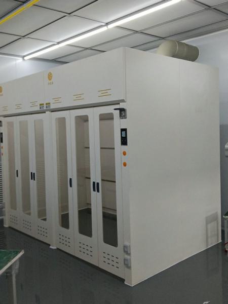 Laboratório cinzento-branco caminhar em capuz de fumaça com portas de vidro para equipamentos de ventilação