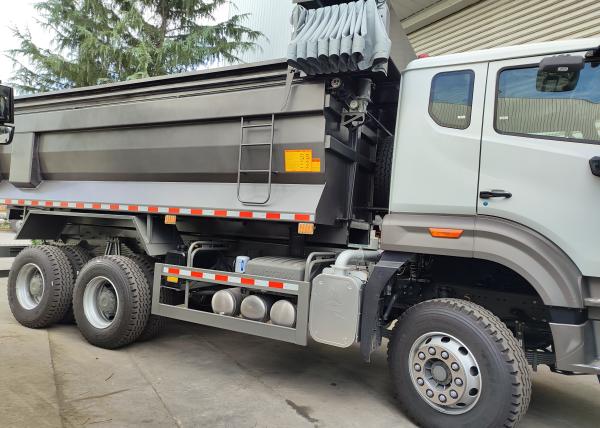 SINOTRUK HOWO LHD 6×4 10wheels U-type Dump Truck For 40Tons Minning