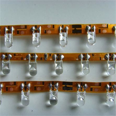 Customized pulse thermocompression welding head for molybdenum alloy and titanium alloy