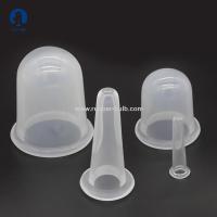 Grupo colocando colocando facial do silicone ajustado para o silicone flexível da cara e do pescoço para uma pele mais nova de incandescência