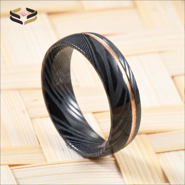Anillos de boda de acero de Damasco negro martillado personalizados de 8 mm chapados en oro rosa para hombre