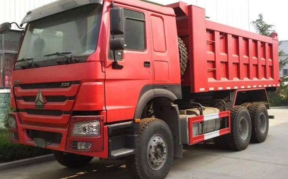 18 кубометров вместимости используется HOWO 6X4 тяжелый грузовик с ручной трансмиссией