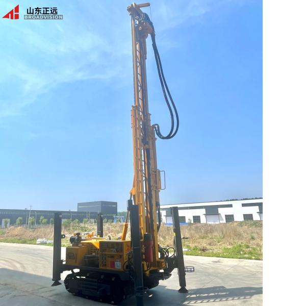 Machine de forage de puits d'eau sur chenilles