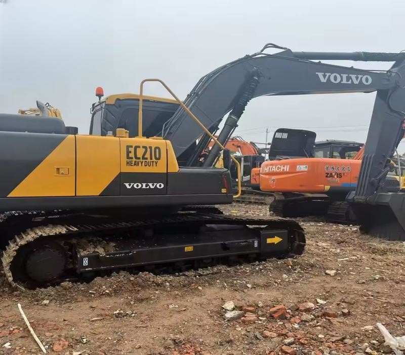 Невысокая цена 18100 кг Подержанный экскаватор Vollvo EC210D с двигателем D5E