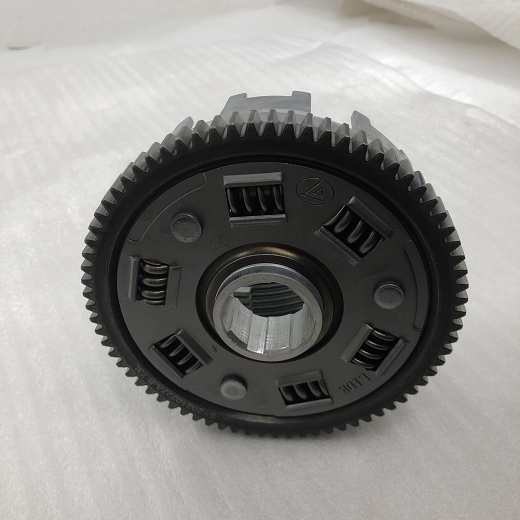 L'embrayage supérieur du moteur refroidi à l'eau garantit des performances