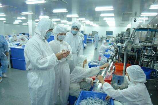 Администрация крови прокола впрыски устанавливает медицинский набор вливания Iv