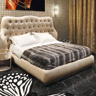 Cama de casal luxuosa adornada do otomano