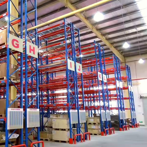 Space-Saving Warehouse Racking System with Heavy-Duty Load Capacity