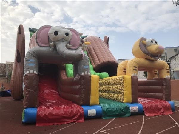 Deslizamento seco gigante inflável ao ar livre para animais de floresta Enorme escorregador inflável para elefantes macacos para venda comercial