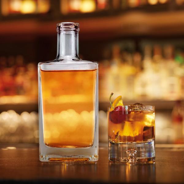 Accptable OEM/ODM 700ml Square Shape Glass Bottle for Whisky Gin Vodka Spirit Choice