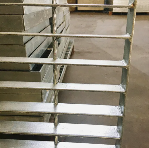304 Stainless Steel Bar Grating with Serrated Surface and Customizable Sizes for Industrial Flooring