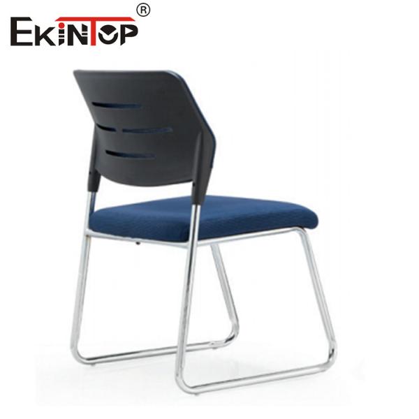 Металлический кресло с губчатой подушкой для студентов