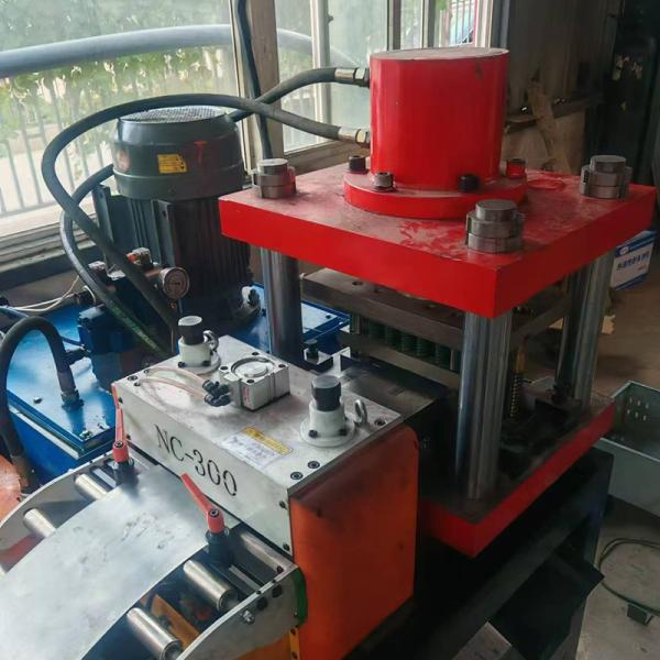 Ligne de production de plateaux de câbles à entraînement par chaîne pour applications lourdes