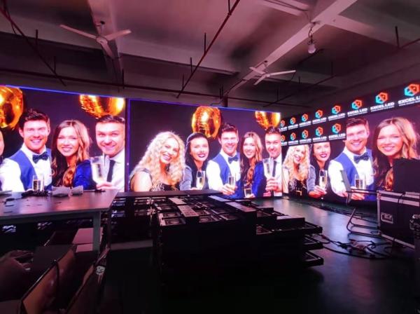 Fine Pixel Pitch 3840HZ LED display P2.5 Slime Outdoor Shopping Mall Poster