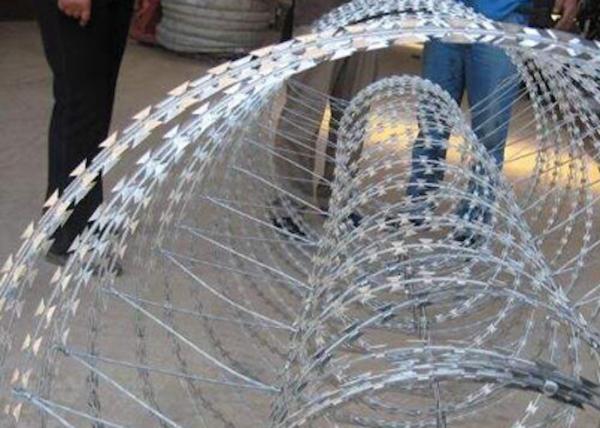 O baixo aço carbono galvanizou o único parafuso do arame farpado espiral do fio da lâmina