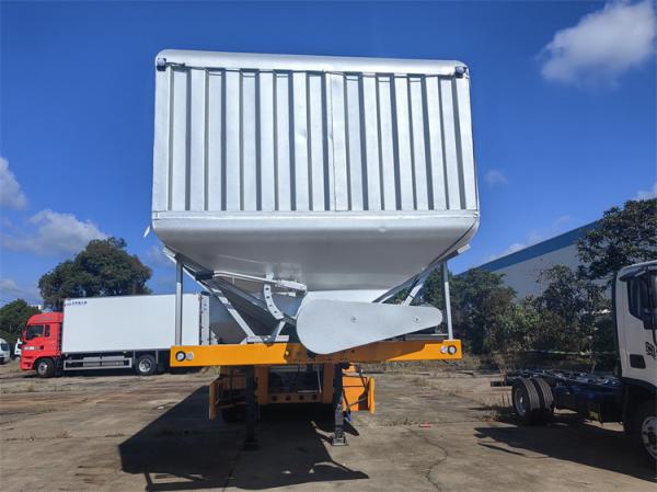 Camion-remorque de transport de poudre de fourrage pour animaux en vrac