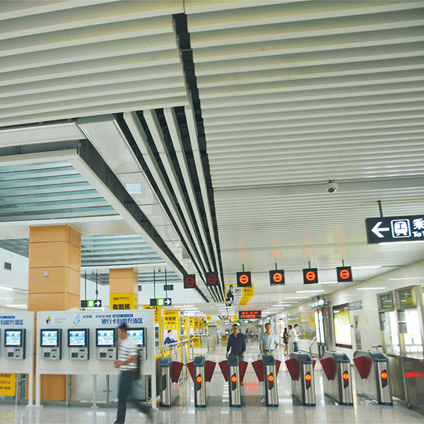 Деревянным потолок дефлектора прокладки зерна приостанавливанный металлом алюминиевый строя декоративную линейную алюминиевую панель металла