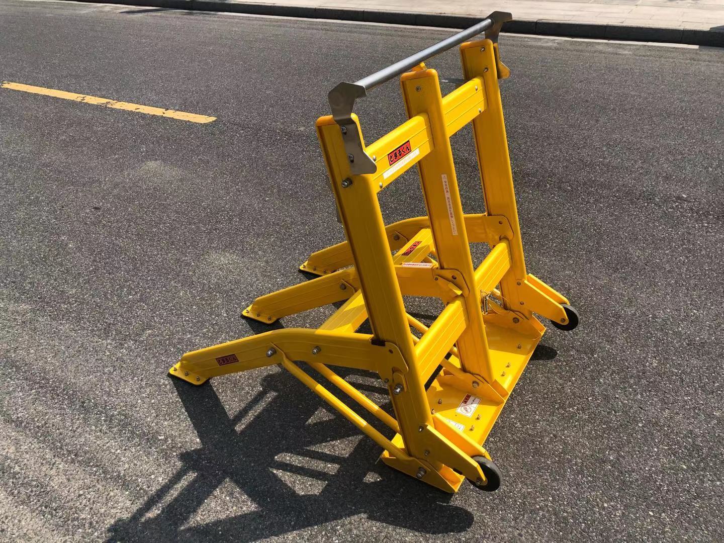 25kg Lightweight Portable Vehicle Barricades with Foldable Design and High-Visibility Yellow for Road Construction Safety