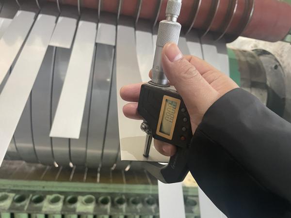La tira de acero inoxidable del EN 1,4034 del estruendo X46Cr13 en bobina laminó recocido