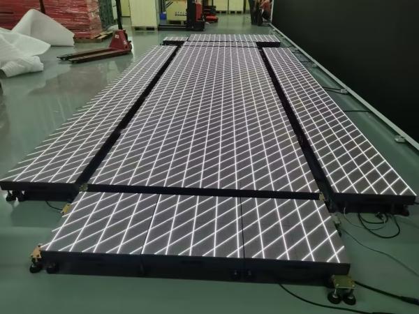 La série DF de carreaux de sol à LED Capacité affichage immersif 2,5 mm-4,8 mm Pixel Pitch 3840Hz Taux de rafraîchissement 44 kg / m2 Parfait pour l'intérieur