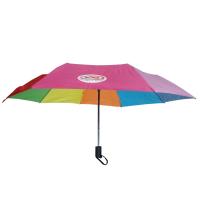 Paraguas abierto de la pongis plegable del arco iris y cercano auto 21