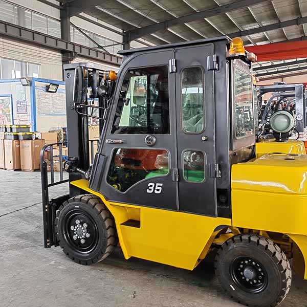 Yellow Balance Counterbalance Hydraulic Diesel Powered Forklift 3.5T With Heater