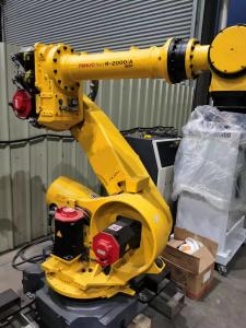 Le robot de soudage à l'arc de chargement de la machine de palettisation R