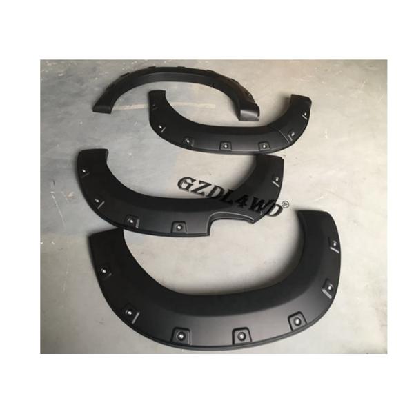 小型様式4x4の車輪のアーチはトヨタ・ハイラックスRevo Rocco 2018の黒い車輪の眉毛のために急に燃え上がります