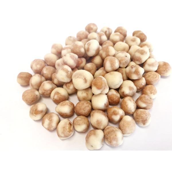 Le wasabi assaisonne les pois chiches croquants épicés enduits a cueilli à la main le bon goût dans le sac de détaillant