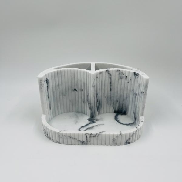 Белый мраморный полирезиновый принт аксессуары для ванной комнаты набор кэдди реброванной вертикальной полосы лосьон насос кастрюля зубная щетка поднос