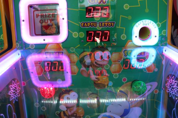Honey Bee Lottery Redemption Arcade Machines D1250 * W655 * H1910mm Size