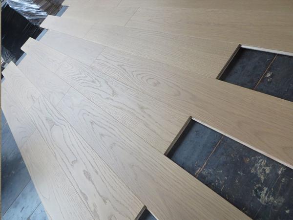 Le chêne blanc américain a machiné le plancher avec a choisi un de catégorie B. lumière souillée pour différentes conceptions