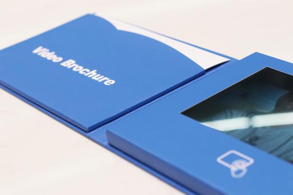カスタマイズされたA5サイズのカード用7インチIPSビデオパンフレット。当社のビデオメーラーカードで、永続的な印象を