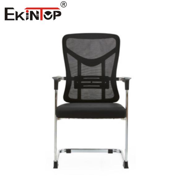 Chaise de bureau de taille standard avec cadre métallique et accoudoirs