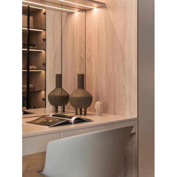 O armário luxuoso do molho do quarto dos armários da sala de hotel do vestuário integrou